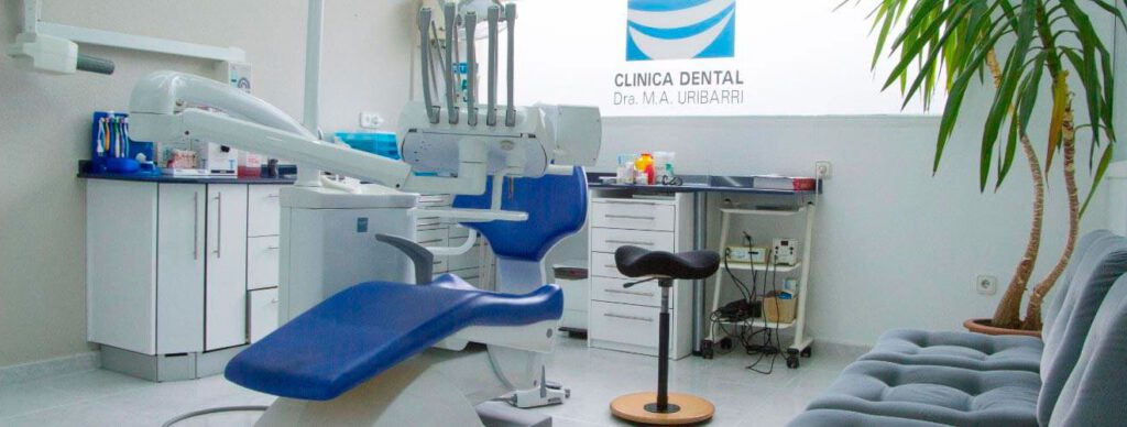 Clínica Dental en Santander. Servicios de nuestra Clínica dental en la zona de Santander: Ortodoncia brackets y ortodoncia invisible, caries, empastes, blanqueamiento, halitosis, prótesis fija y removible, dentista infantil, implantes dentales, bruxismo, caries, ronquidos y apnea. Dentista en Solares y dentista en Soto de la Marina.